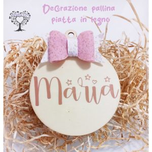 Decorazione artigianale  pallina natalizia, sfera piatta in legno personalizzata , fiocco rosa e bianco.